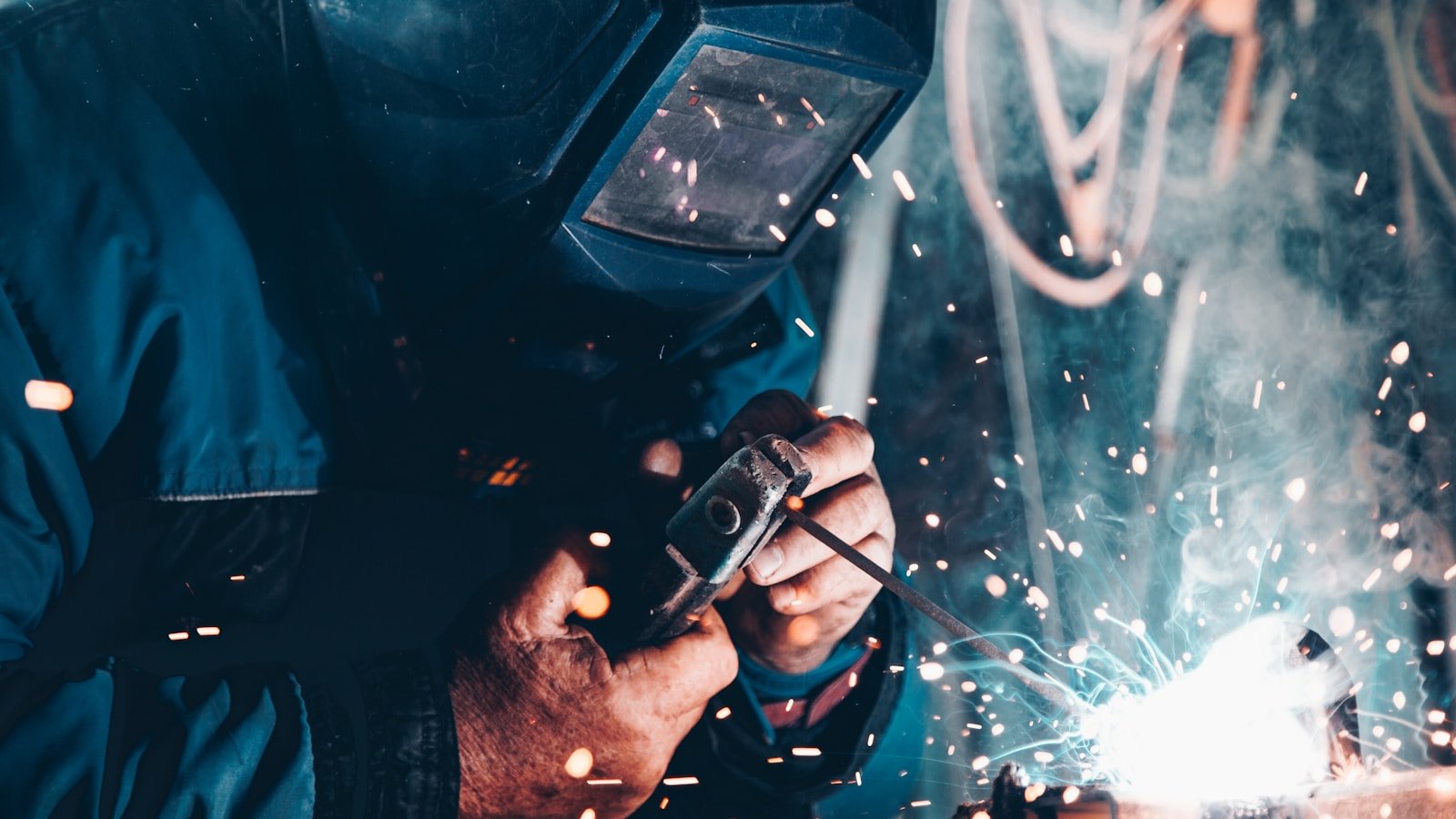 Manufacturing equipment effectiveness monitoring dashboard